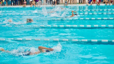 Vận động viên thi đấu quyết liệt tại một nội dung bơi. Ảnh: C.N