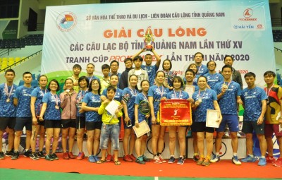 Niềm vui đoạt cúp vô địch của CLB Phan Châu Trinh. Ảnh: T.V