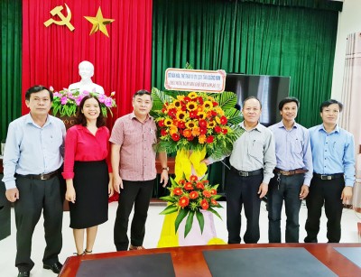 Lãnh đạo Sở thăm, chúc mừng Ngày Nhà giáo Việt Nam 20/11 tại Trung tâm