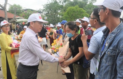 Giám đốc Sở VH-TT&DL Nguyễn Thanh Hồng tặng hoa động viên các thuyền đua. Ảnh: T.V