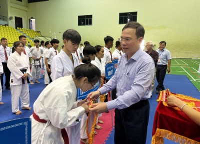 Giám đốc Sở VH-TT&DL Nguyễn Thanh Hồng tặng cờ lưu niệm cho các đoàn. Ảnh: T.V