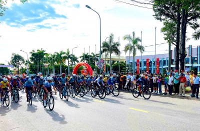 Gần 200 vận động viên tham gia giải đua xe đạp các câu lạc bộ tỉnh Quảng Nam mở rộng “Về miền Di sản” năm 2025