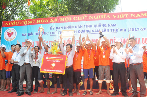 Trao cúp vô địch cho thuyền nam xã Tam Tiến - Núi Thành.