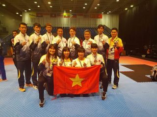 VĐV Phạm Thị Thu Hiền (hàng dưới ngoài cùng bên trái) cùng đội tuyển Taekwondo Việt Nam tại SEA Game 29.