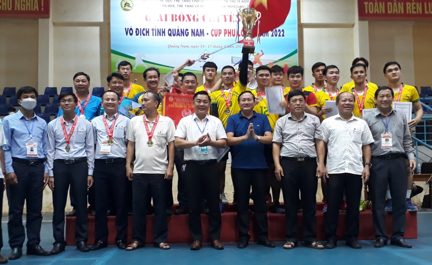 Ban tổ chức giải và lãnh đạo huyện Núi Thành trao cúp vô địch cho đội bóng Núi Thành. Ảnh: T.V